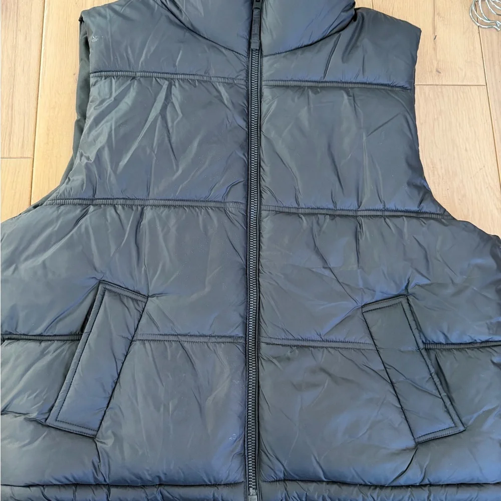*NWT* American Eagle AE Puffer Vest - Picture 4 of 7